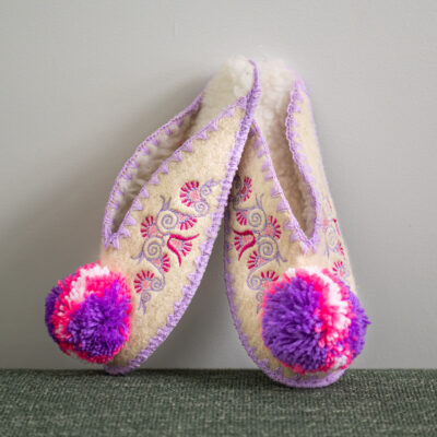 Griekse wollen sloffen pompon Griekse wollen sloffen pompon