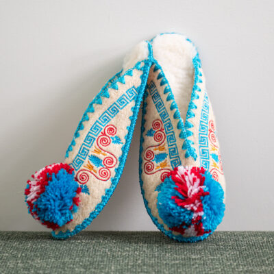 Griekse wollen sloffen pompon Griekse wollen sloffen pompon