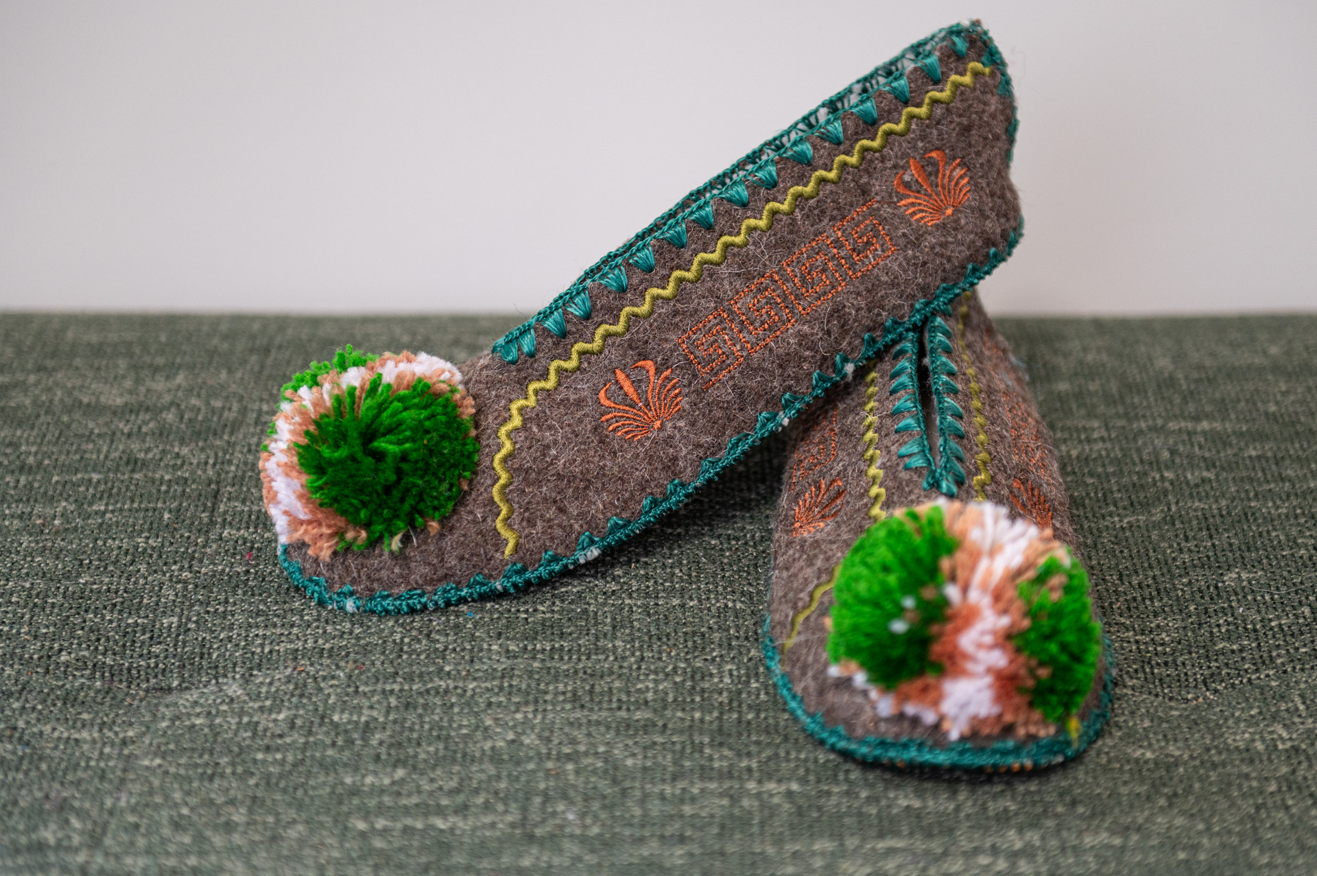 Griekse wollen sloffen pompon