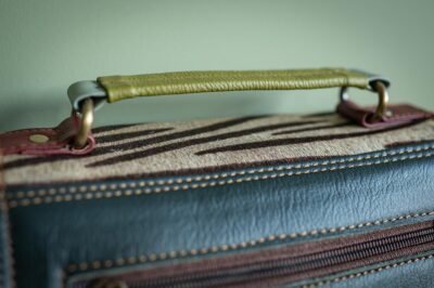 Handtas M zebra blauw restleer Handtas M zebra blauw restleer