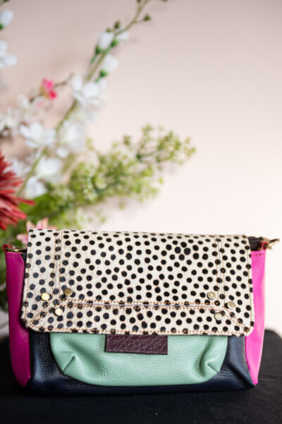 Handtas Lilly, gemaakt van soepel restleder in mooie warme kleuren met op de klep een aaibaar wit met stippenprintje