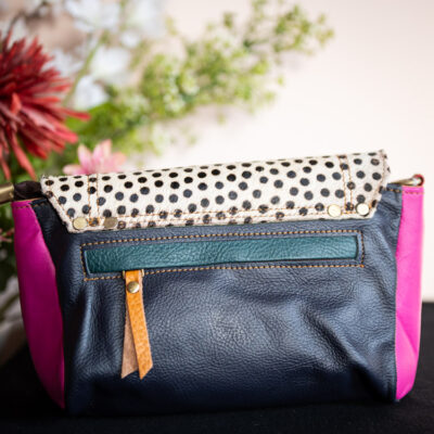 Handtas Lilly, gemaakt van soepel restleder in mooie warme kleuren met op de klep een aaibaar wit met stippenprintje