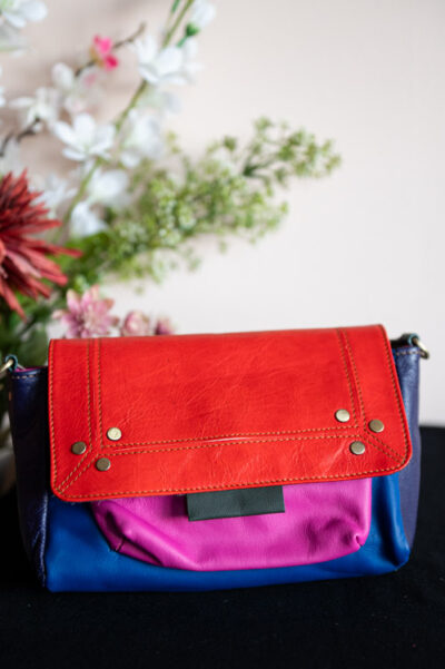 Nora schoudertas m Vrolijke tas Nora, met meerdere vakken, maat M, soepel restleder uniek in haar soort.