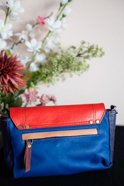 Nora2501-2 Vrolijke tas Nora, met meerdere vakken, maat M, soepel restleder uniek in haar soort.