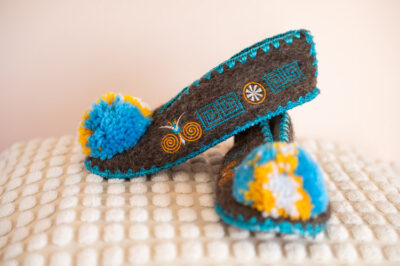 Griekse wollen sloffen met ponpom donkergrijs blauw maat 36