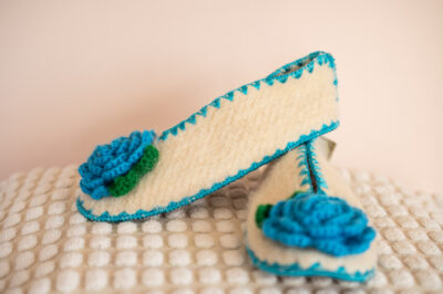 Gezellige Griekse wollenslof wit met turquoise gehaakte bloem maat 37