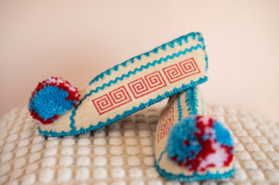 Griekse wollen sloffen met pompon wit met blauw/rood maat 37