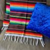 Mexicaanse serape bruin gestreept met heldere kleuren blauw groen, rood, oranje zwart, wit, origineel uit Mexico