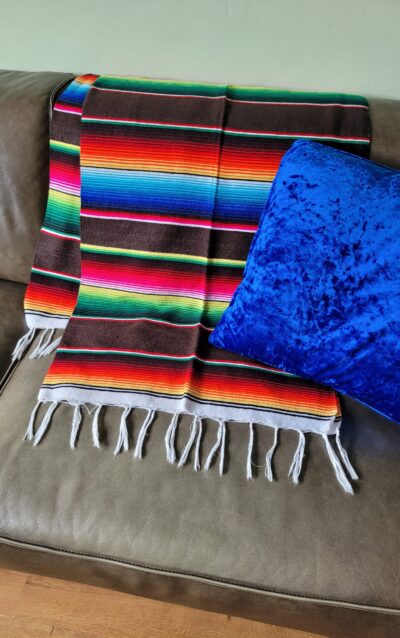 Mexicaanse serape bruin gestreept met heldere kleuren blauw groen, rood, oranje zwart, wit, origineel uit Mexico
