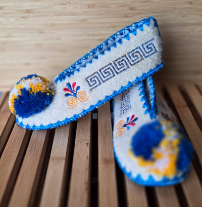Griekse wollen sloffen wit blauw geel met ponpom