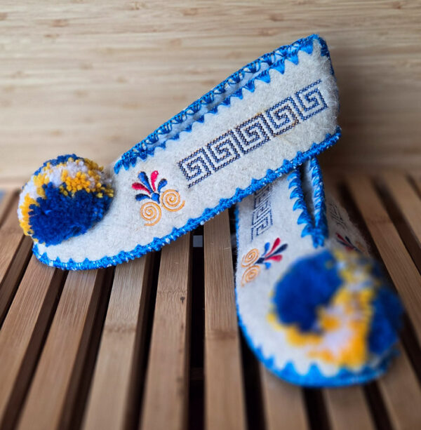 Griekse wollen sloffen wit blauw geel met ponpom