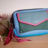 Kleurrijke lederen tas gemaakt van restleer. kleuren blauw roze en groen