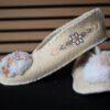 Griekse wollen slipper wit met goud verwerkt in de pompom