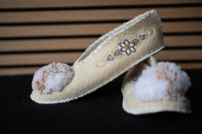 Griekse wollen slipper wit met goud verwerkt in de pompom