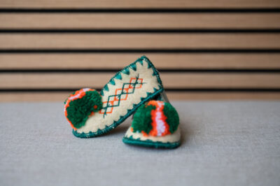 Griekse wollen sloffen kindermaat 17/18 Griekse wollen sloffen kindermaat 17/18 Wit groen oranje