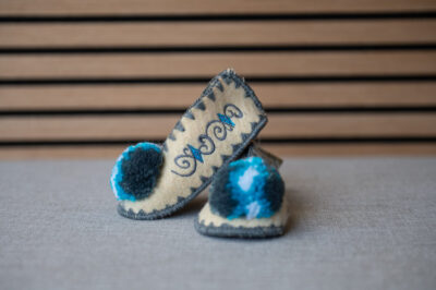 Griekse wollen kindersloffen maat 20 Griekse wollen kindersloffen maat 20 grijs blauw
