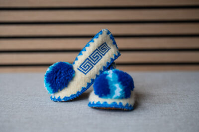 Griekse wollen kindersloffen wit met blauw Original Griekse wollen kindersloffen wit met blauw Original maat 21/22