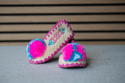 Griekse wollen kindersloffen wit roze fuchsia maat 22 Griekse wollen kindersloffen wit roze fuchsia maat 22
