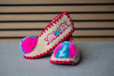 kindersloffen pompom wit rozen blauw Griekse wollen kindersloffen pompom wit rozen blauw