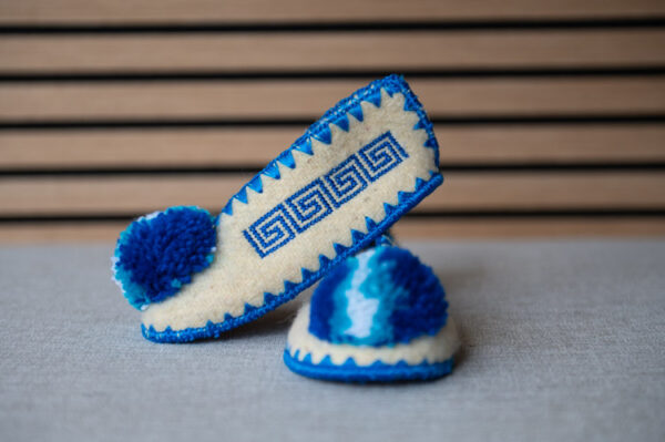 Griekse wollen kindersloffen met pompon wit blauw maat 26