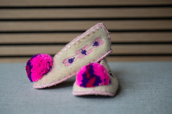 Griekse wollen kindersloffen pompom wit roze paars maat 26