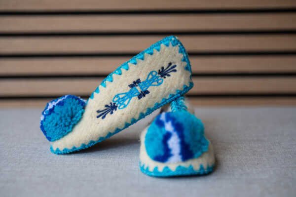 Griekse wollen kindersloffen blauw wit maat 28 met pompomp