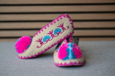 Kindersloffen wit roze mt 28 Griekse wollen kindersloffen in het wit met roze en blauw maat 28