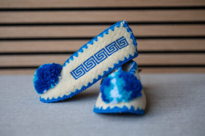 Griekse wollen kindersloffen maat 27/28 wit blauw Griekse wollen kindersloffen maat 27/28 wit blauw