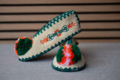Griekse wollen kindersloffen me pompom wit groen oranje maat 30