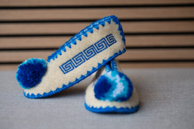 Griekse wollen kindersloffen me pompom wit blauw maat 30 Griekse wollen kindersloffen me pompom wit blauw maat 30