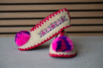 Griekse wollen kindersloffen me pompom wit fuchsia paars maat 30 Griekse wollen kindersloffen me pompom wit fuchsia paars maat 30