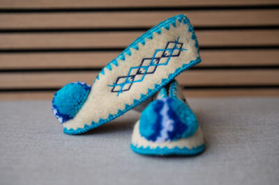 Griekse wollen kindersloffen me pompom wit blauw maat 30