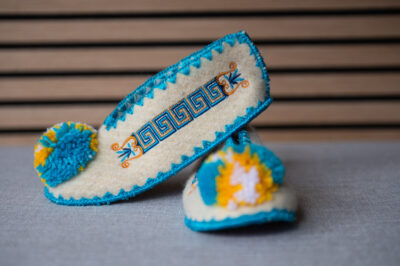 Griekse wollen kindersloffen me pompom wit blauw geel maat 32 Griekse wollen kindersloffen me pompom wit blauw geel maat 32