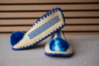 Griekse wollen kindersloffen me pompom wit blauw maat 32 Griekse wollen kindersloffen me pompom wit blauw maat 32