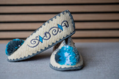 Griekse wollen kindersloffen me pompom wit grijs blauw maat 32 Griekse wollen kindersloffen me pompom wit grijs blauw maat 32