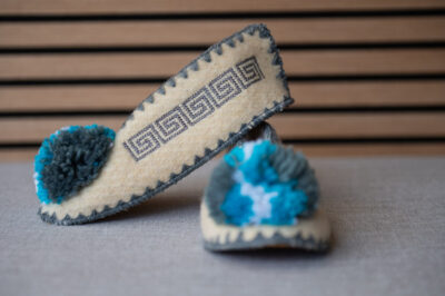 Griekse wollen kindersloffen me pompom wit grijs blauw maat 34