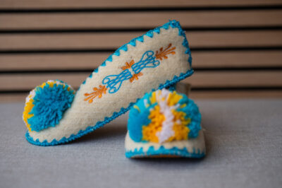 Griekse wollen kindersloffen me pompom wit blauw geel maat 34