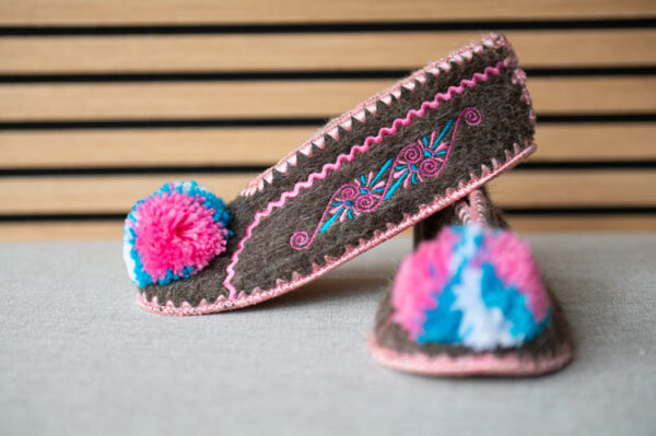 Griekse wollen sloffen dicht grijs l.roze roze blauw maat 38 Griekse wollen sloffen dicht grijs l.roze roze blauw maat 38