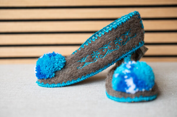 Griekse wollen sloffen dicht grijs aqua blauw maat 38 Griekse wollen sloffen dicht grijs aqua blauw maat 38
