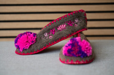 Griekse wollen sloffen dicht grijs fuchsia paars maat 39 Griekse wollen sloffen dicht grijs fuchsia paars maat 39