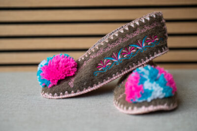 Griekse wollen sloffen dicht grijs wit l.roze blauw maat 39 Griekse wollen sloffen dicht grijs wit l.roze blauw maat 39