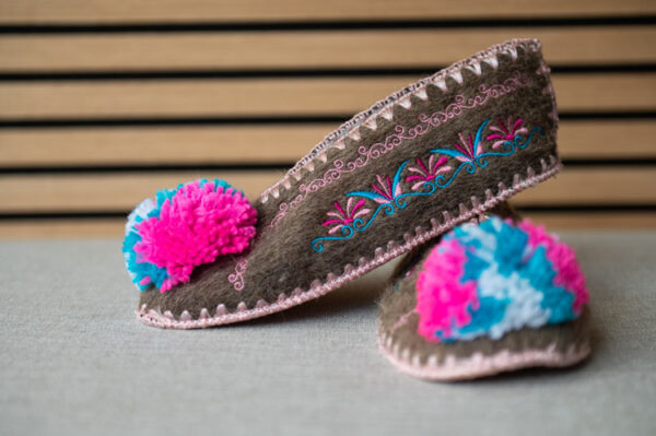 Griekse wollen sloffen dicht grijs wit l.roze blauw maat 39 Griekse wollen sloffen dicht grijs wit l.roze blauw maat 39