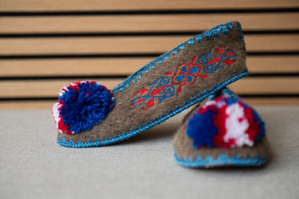 Griekse wollen sloffen dicht grijs blauw rood maat 39 Griekse wollen sloffen dicht grijs blauw rood maat 39