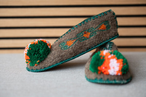 Griekse wollen sloffen dicht grijs groen oranje maat 40 Griekse wollen sloffen dicht grijs groen oranje maat 40