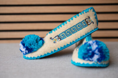 Griekse wollen sloffen dicht wit aqua blauw maat 39