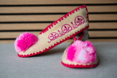 Griekse wollen sloffen dicht wit fuchsia roze maat 39