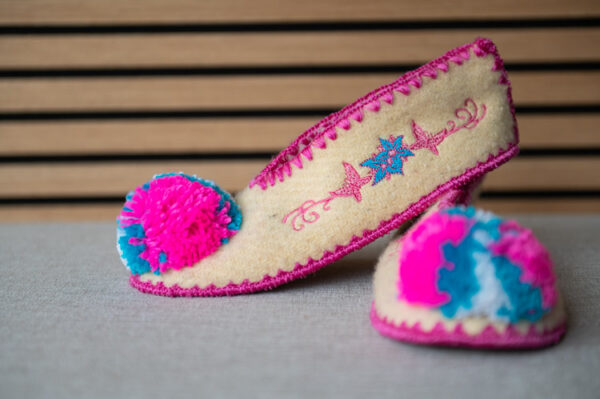 Griekse wollen sloffen dicht wit fuchsia roze blauw maat 39 Griekse wollen sloffen dicht wit fuchsia roze blauw maat 39