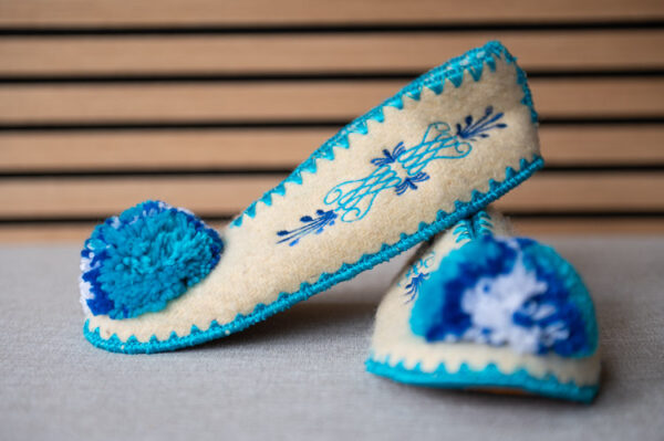 Griekse wollen sloffen dicht wit aqua blauw maat 40