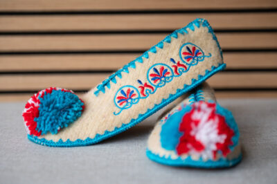 Griekse wollen sloffen dicht wit aqua blauw rood maat 41 Griekse wollen sloffen dicht wit aqua blauw rood maat 41