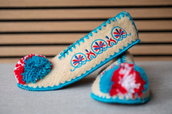 Griekse wollen sloffen dicht wit aqua blauw rood maat 41